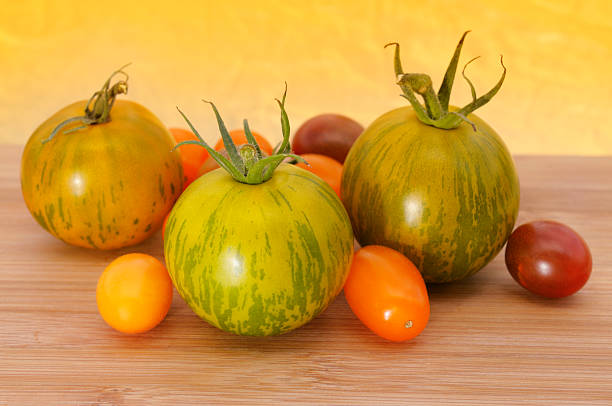 エアルームトマト - heirloom tomato zebra tomato tomato organic ストックフォトと画像