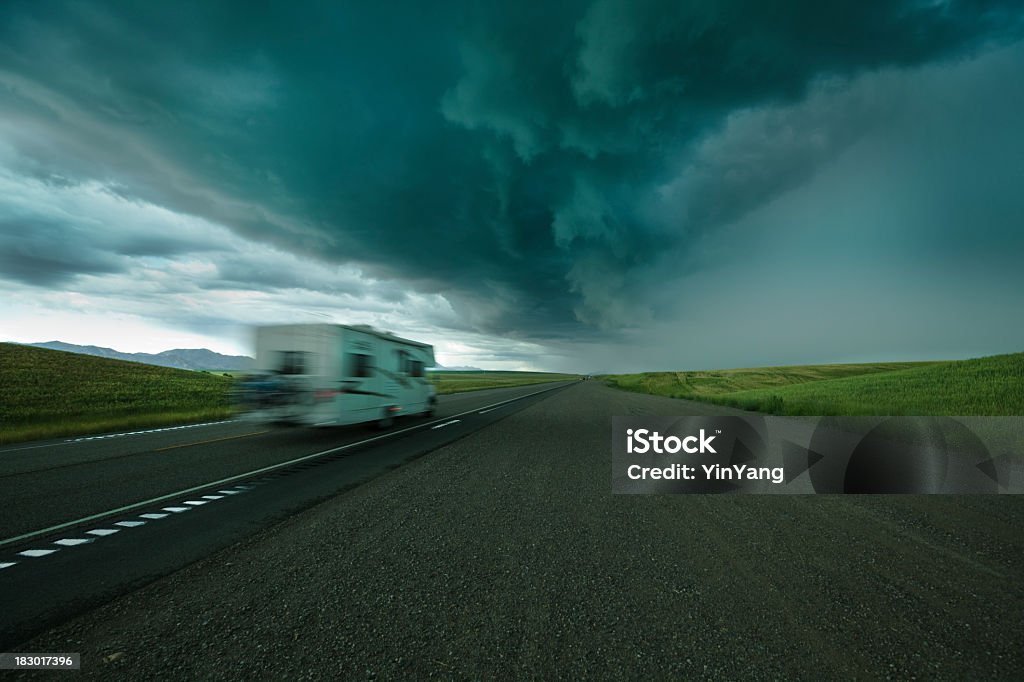 Freizeit-Fahrzeug, Wohnmobil Fahren Sie auf dem Highway in dunkle Wolken - Lizenzfrei Wohnmobil Stock-Foto