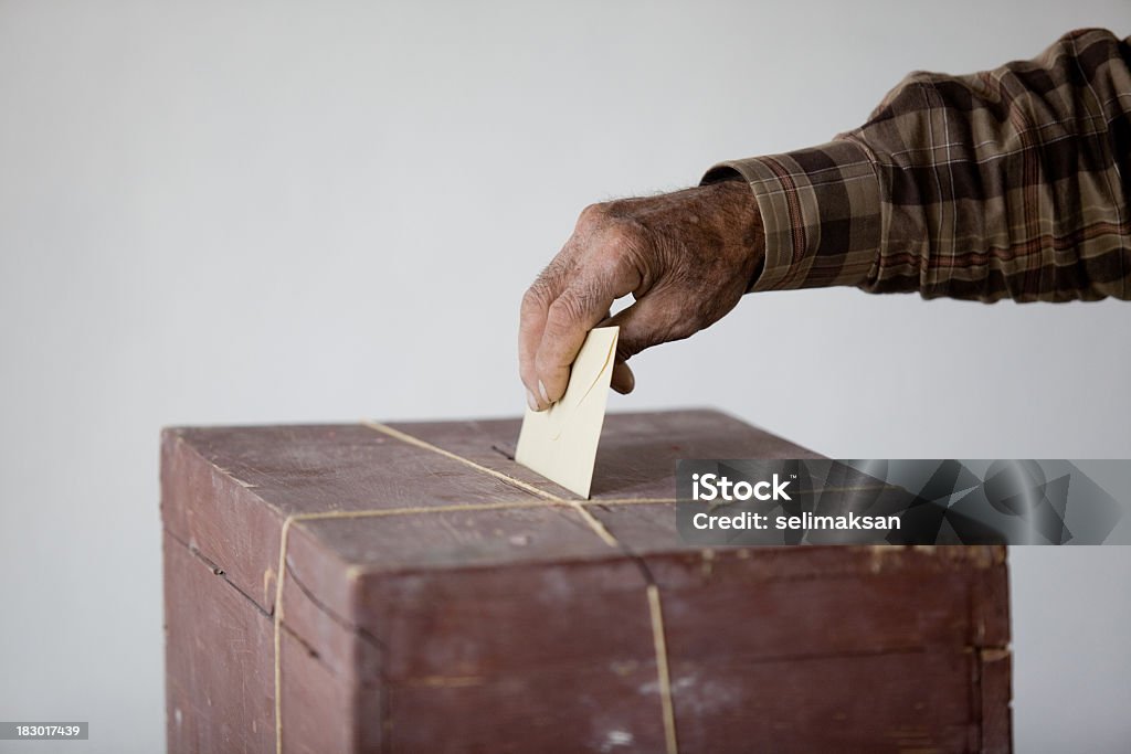 Senior hombre que agarra Encuesta sobre el cierre de la urna de voto - Foto de stock de Caja libre de derechos