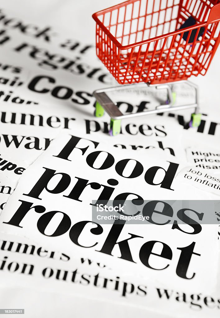 Toy carrinho de compras em "alimentos preços do foguete" manchetes - Foto de stock de Atividade comercial royalty-free