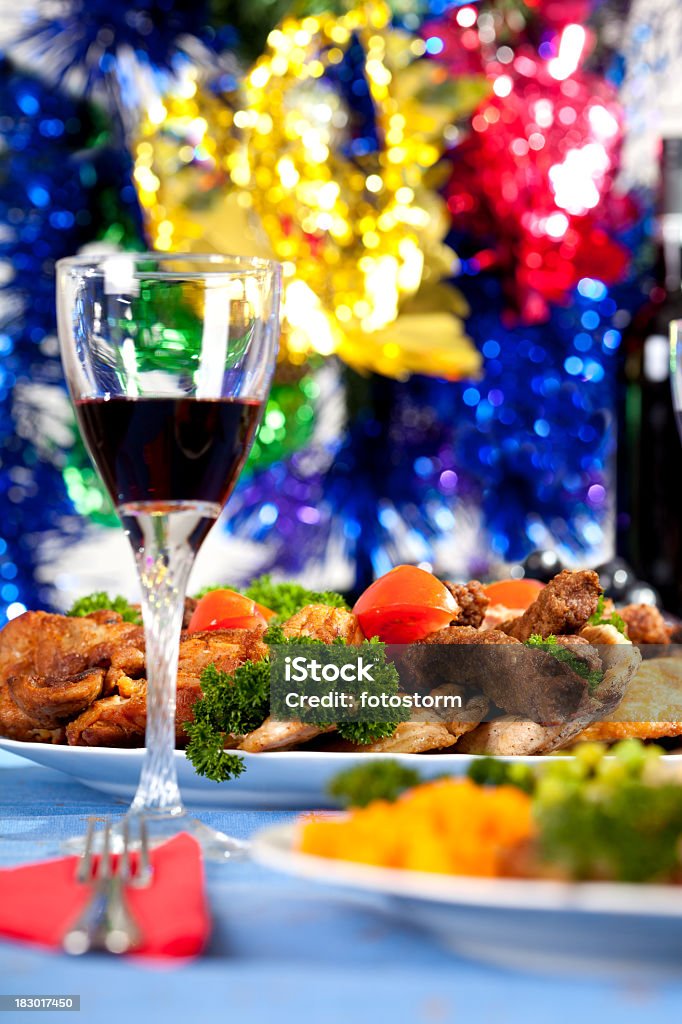 Copo de vinho e comida na mesa com decoração de Natal - Foto de stock de Almoço royalty-free