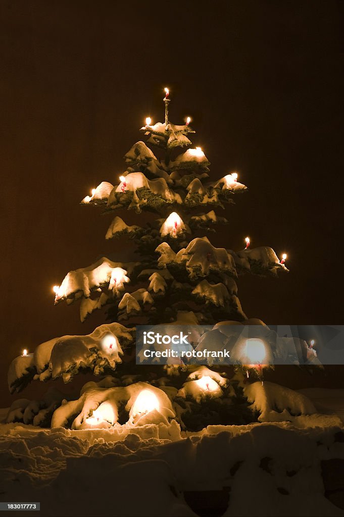 Árvore de Natal decorada com velas vermelhas - Royalty-free Ao Ar Livre Foto de stock