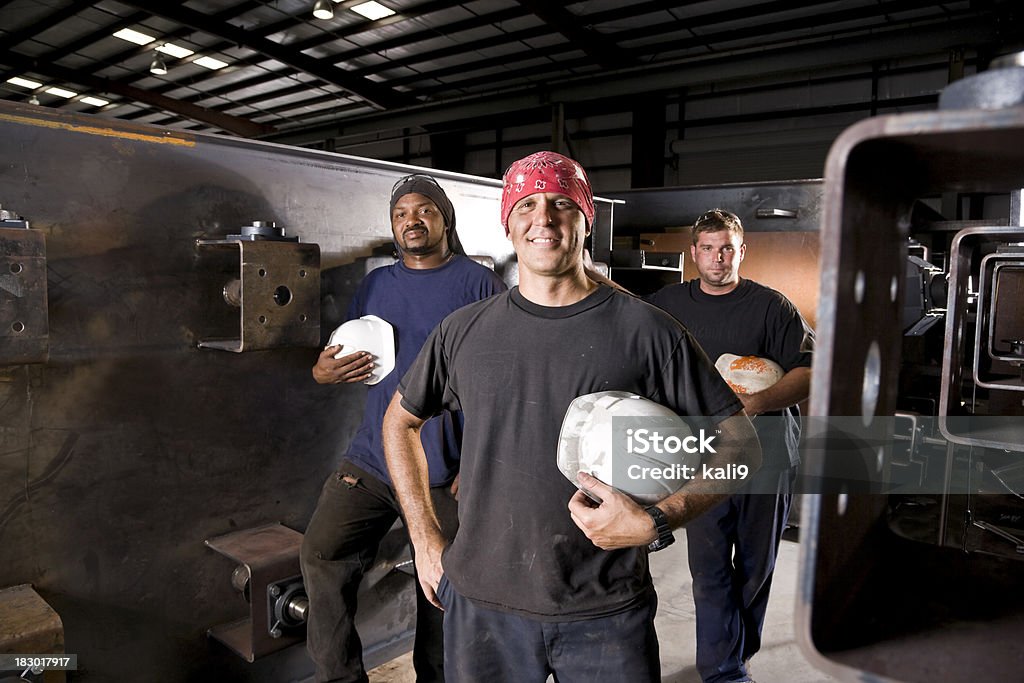 Многорасовых промышленных работников, стоя в завод - Стоковые фото Портрет роялти-фри