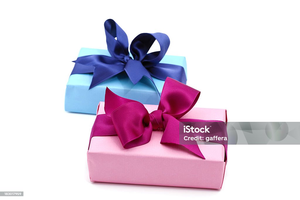 Azul y rosa Cajas de regalo con arco - Foto de stock de Caja de regalo libre de derechos