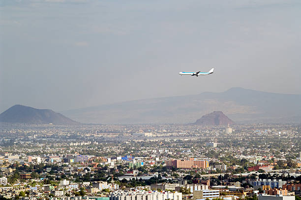 la ciudad de méxico - smog mexico mexico city air pollution fotografías e imágenes de stock