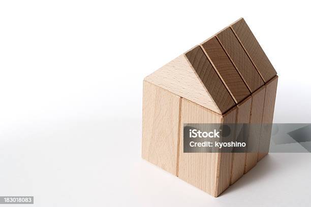 絶縁ショットの木製ブロックの家を白背景 - おもちゃの家のストックフォトや画像を多数ご用意 - おもちゃの家, カットアウト, ドールハウス