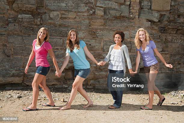 Cuatro Mujeres Jóvenes Chica Adolescente Amigos Caminando En Una Fila Foto de stock y más banco de imágenes de Mujeres