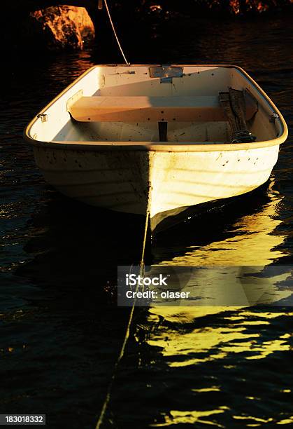 Pequeño Bote Amarrado Reflejo De La Luz Del Sol Foto de stock y más banco de imágenes de Abrigo - Abrigo, Abstracto, Agua