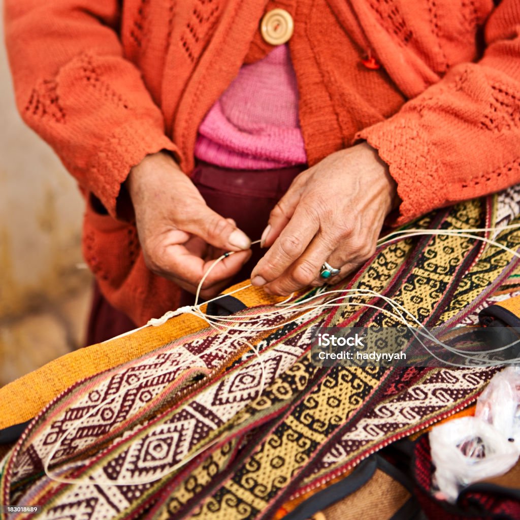 Peruwiański kobieta tkania, Sacred Valley, Pisac - Zbiór zdjęć royalty-free (Tkać)