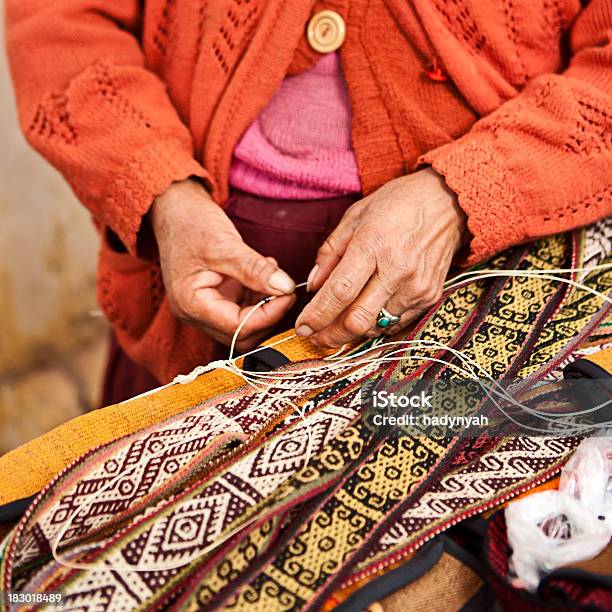 Peruwiański Kobieta Tkania Sacred Valley Pisac - zdjęcia stockowe i więcej obrazów Tkać - Tkać, Trzymać, Altiplano