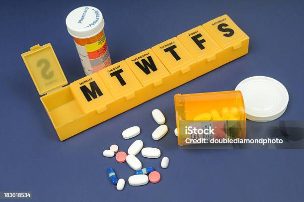 Foto de Medicina Semanais e mais fotos de stock de Comprimido - Comprimido, Cápsula, Analgésico