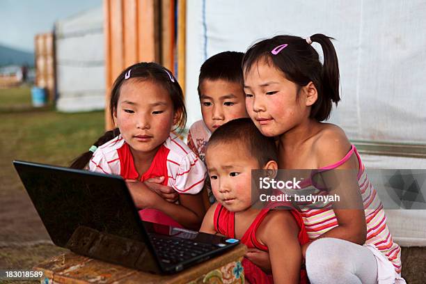 Foto de Mongol Crianças Usando Laptop e mais fotos de stock de Criança - Criança, Laptop, Mongólia
