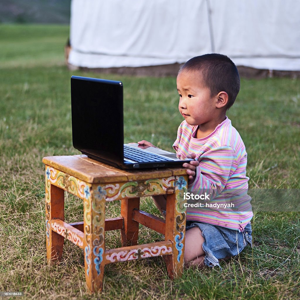 Mongol rapaz com computador portátil - Royalty-free Aldeia Foto de stock
