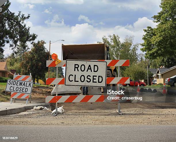 Carretera Cerrada Foto de stock y más banco de imágenes de Sector de la construcción - Sector de la construcción, Señal de carretera cerrada, Acera