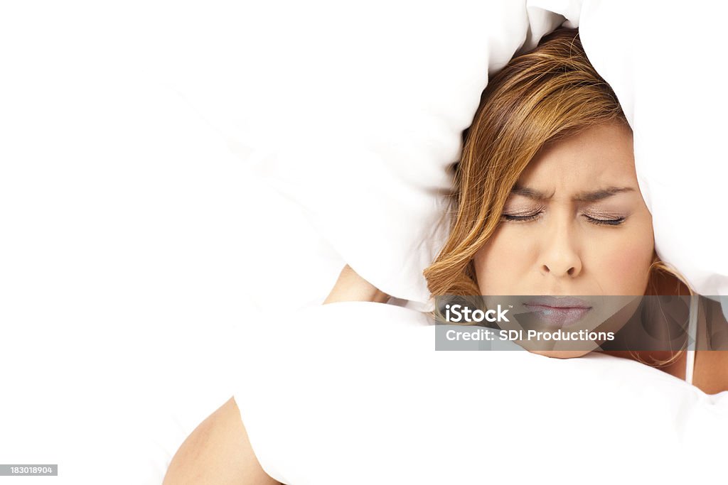 Perturbar Jovem mulher com almofada em sua cabeça - Foto de stock de 20 Anos royalty-free