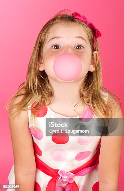 Süßes Mädchen Mit Kleid Mit Pünktchenmuster Und Bubble Gum Stockfoto und mehr Bilder von 6-7 Jahre