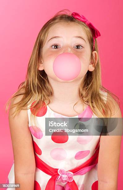 Ragazza Carina Con Pois Abito E Bubble Gum - Fotografie stock e altre immagini di 6-7 anni - 6-7 anni, Bambine femmine, Bambino