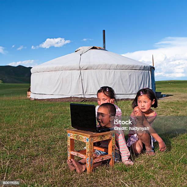 Монгольского Дети Используя Ноутбук — стоковые фотографии и другие картинки Монголия - Монголия, Ноутбук, Юрта