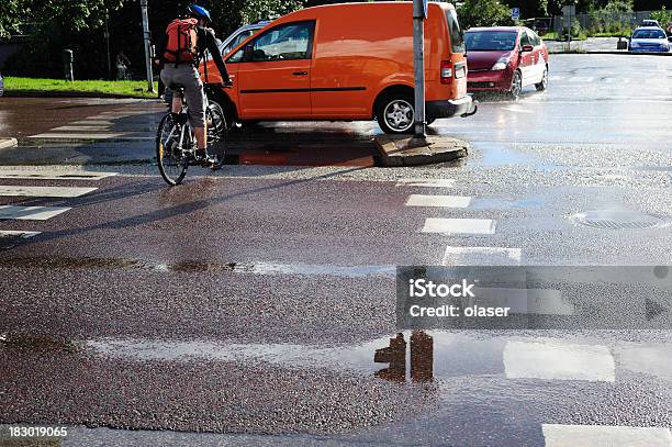 Fahrrad Und Autos Im Verkehr Sonnenlicht Nach Dem Regen Stockfoto und mehr Bilder von Fahrrad