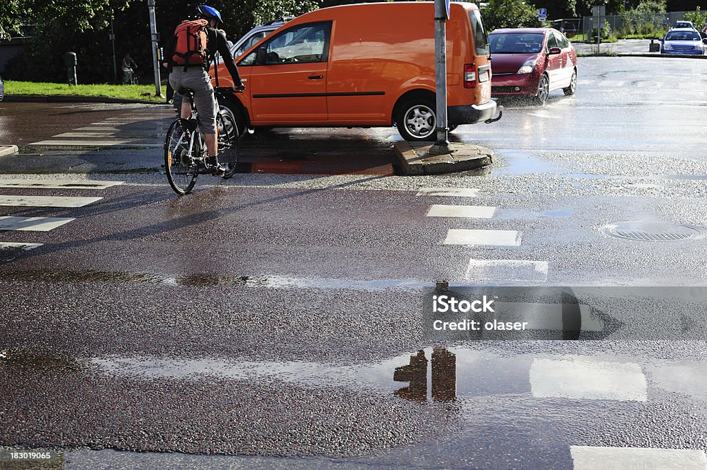 Bicicleta e carros em traffic. luz do sol depois de chuva - Foto de stock de Bicicleta royalty-free