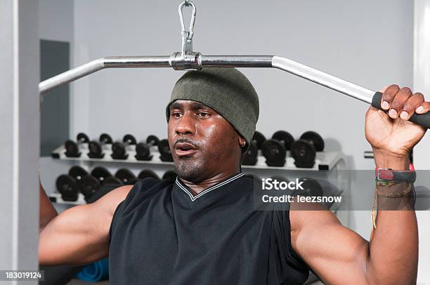 Photo libre de droit de Homme À Laide De Poulie Haute banque d'images et plus d'images libres de droit de Adulte - Adulte, Afro-américain, Appareil de musculation