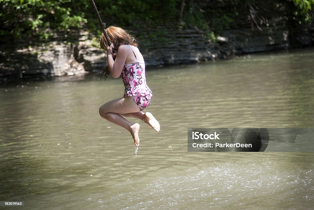 Swing en Summer- linda chica joven en una oscilación cuerda - Foto de stock de Columpio de cuerda libre de derechos