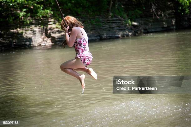 Swing En Summer Linda Chica Joven En Una Oscilación Cuerda Foto de stock y más banco de imágenes de Columpio de cuerda