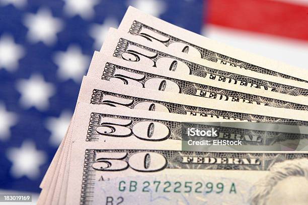 Fünfzig Dollarscheine Bevor Sie Einer Usflagge Stockfoto und mehr Bilder von 50-Dollar-Schein - 50-Dollar-Schein, Amerikanische Flagge, Amerikanische Währung