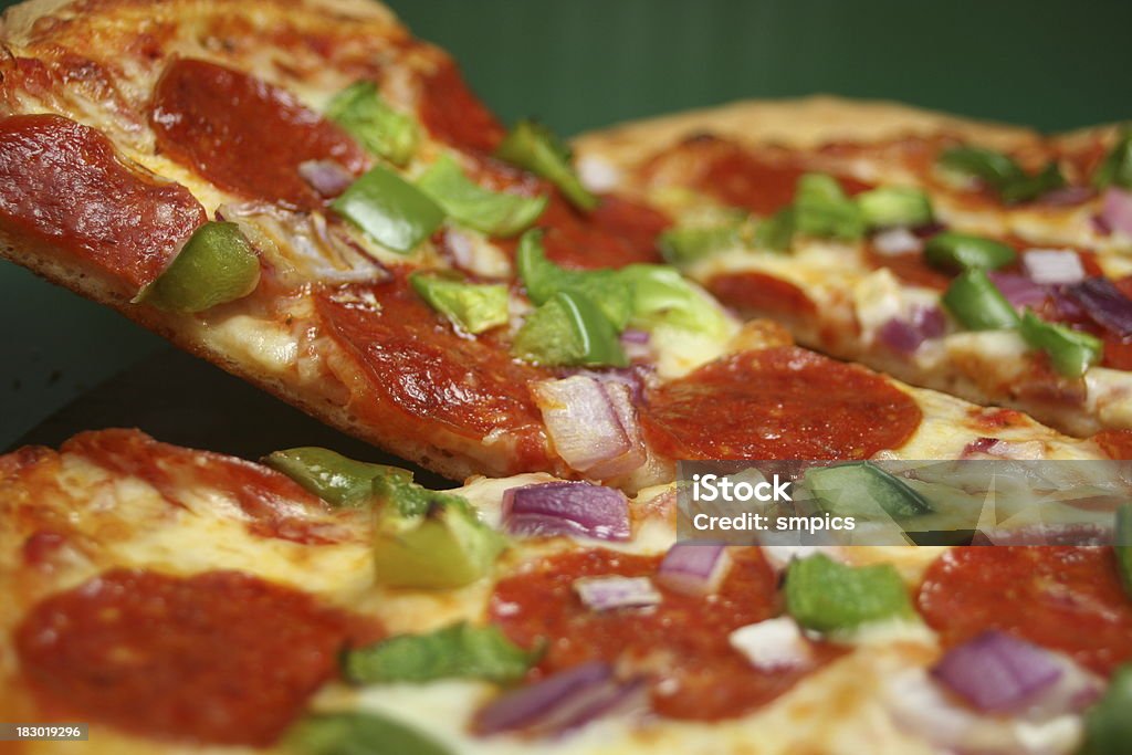Fatia de Pizza sobre a ser consumido - Foto de stock de Cebola royalty-free