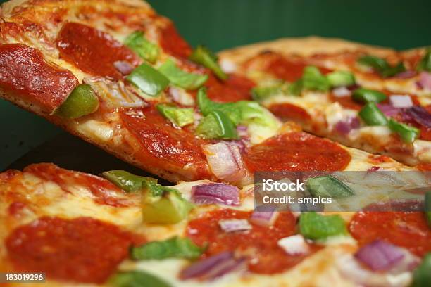 Foto de Fatia De Pizza Sobre A Ser Consumido e mais fotos de stock de Cebola - Cebola, Comida e bebida, Comida italiana