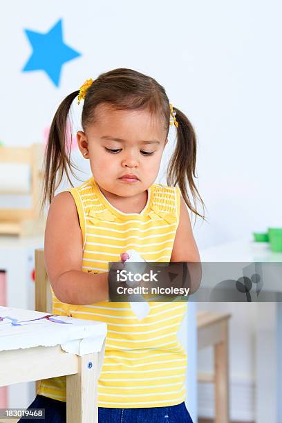 Bambina Pulizia Delle Mani - Fotografie stock e altre immagini di Pulire - Pulire, Aula, Allievo