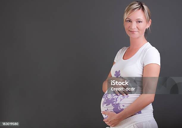 妊娠中の女性彼女の腹を - 1人のストックフォトや画像を多数ご用意 - 1人, やわらか, クローズアップ