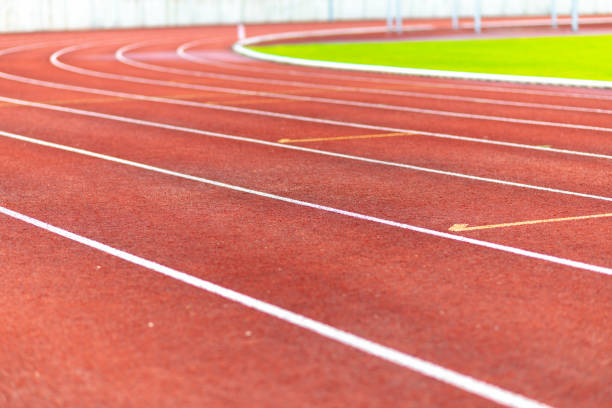 landasan pacu merah stadion. tutup. gambar luar ruangan. - lari 100 meter foto potret stok, foto, & gambar bebas royalti