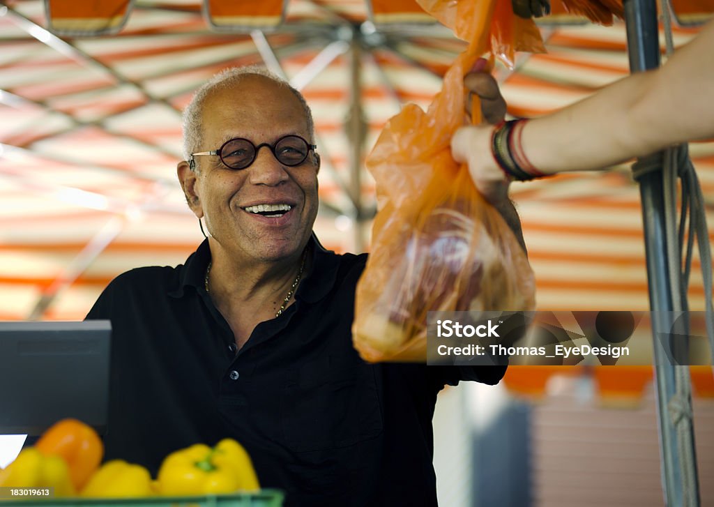 Mann, die auf einem Outdoor-Markt - Lizenzfrei Afro-amerikanischer Herkunft Stock-Foto