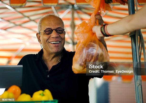 Mann Die Auf Einem Outdoormarkt Stockfoto und mehr Bilder von Afro-amerikanischer Herkunft - Afro-amerikanischer Herkunft, Alter Erwachsener, Markt - Verkaufsstätte