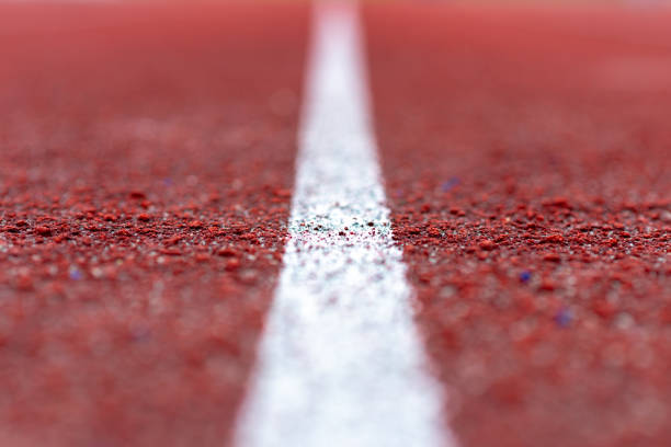 piste rouge du stade. gros plan. image d’extérieur. - sports dextérieur photos et images de collection