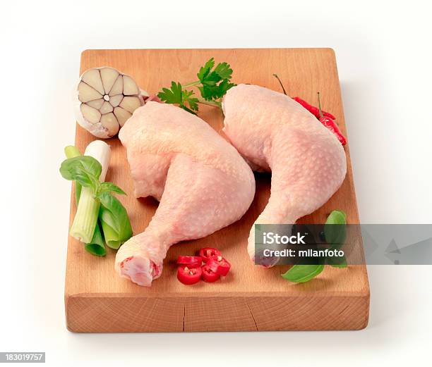 Foto de Pernas De Frango Cru e mais fotos de stock de Alho - Alho, Carne, Carne Branca