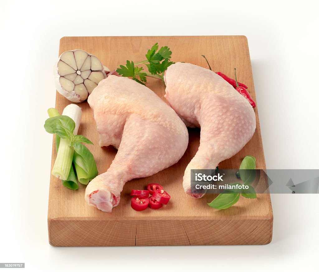 Необработанные Курица ноги - Стоковые фото Базилик роялти-фри