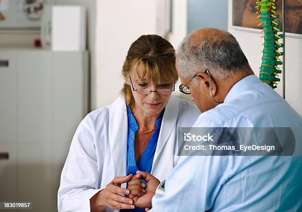 Medico Controllando La Pressione Del Sangue Di Suo Paziente - Fotografie stock e altre immagini di Adulto