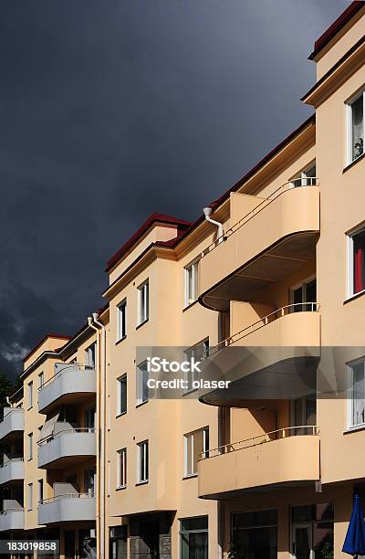 Casas Apartments Com Gradis Céu Dramático - Fotografias de stock e mais imagens de Estocolmo - Estocolmo, Suburbano, Ao Ar Livre