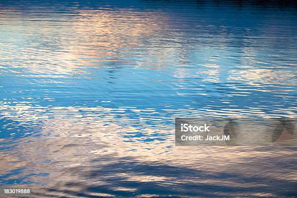 Lago Astratto Cielo Riflesso - Fotografie stock e altre immagini di Acqua - Acqua, Acqua fluente, Artista