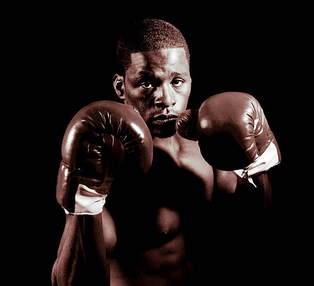 afrikanische ameeican männliche boxer, isoliert auf schwarz - body building men flexing muscles male stock-fotos und bilder