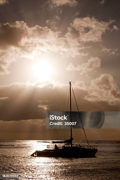 Barco À Vela Ao Pôr Do Sol - Fotografias de stock e mais imagens de Anoitecer - Anoitecer, Barco à Vela, Bonaire