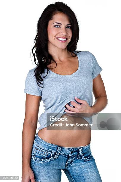 Kobieta Pokazując Jej Idealne Żołądka - zdjęcia stockowe i więcej obrazów 20-24 lata - 20-24 lata, 20-29 lat, Białe tło