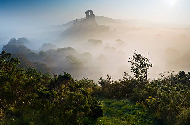corfe 城の上の霧。 - corfe castle ストックフォトと画像
