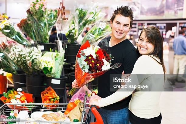 Affettuoso Coppia Aggiungere Fiori Al Proprio Carrello Acquisti - Fotografie stock e altre immagini di Abbigliamento casual