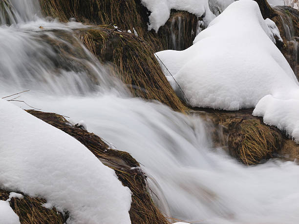 냉동상태의 스트림 - plitvice lakes national park croatia winter sparse 뉴스 사진 이미지