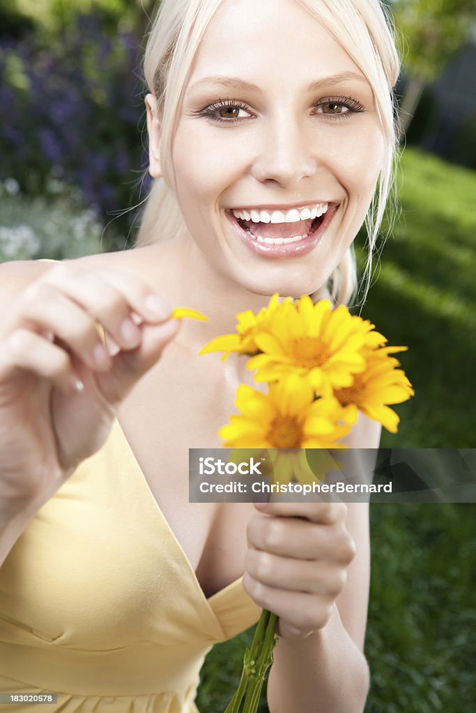 웃는 젊은 여자 쥠 옐로우 국화와 - 로열티 프리 20-24세 스톡 사진