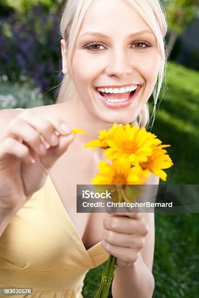웃는 젊은 여자 쥠 옐로우 국화와 20-24세에 대한 스톡 사진 및 기타 이미지 - 20-24세, 갈색 눈, 개념