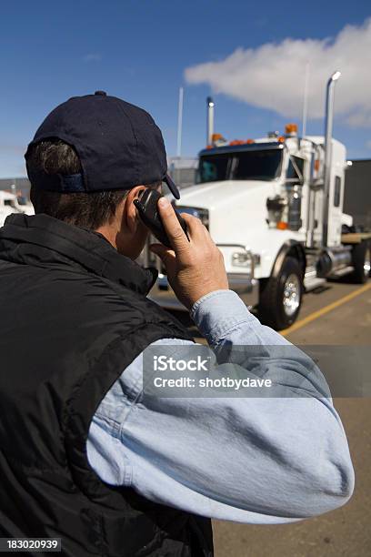 Truckstop Llame Foto de stock y más banco de imágenes de Camionero - Camionero, Teléfono, Agarrar